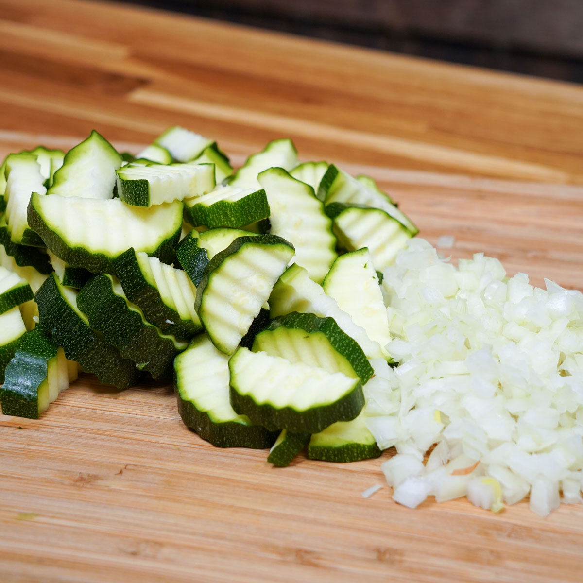 Vorbereiten von Zucchini und Zwiebeln