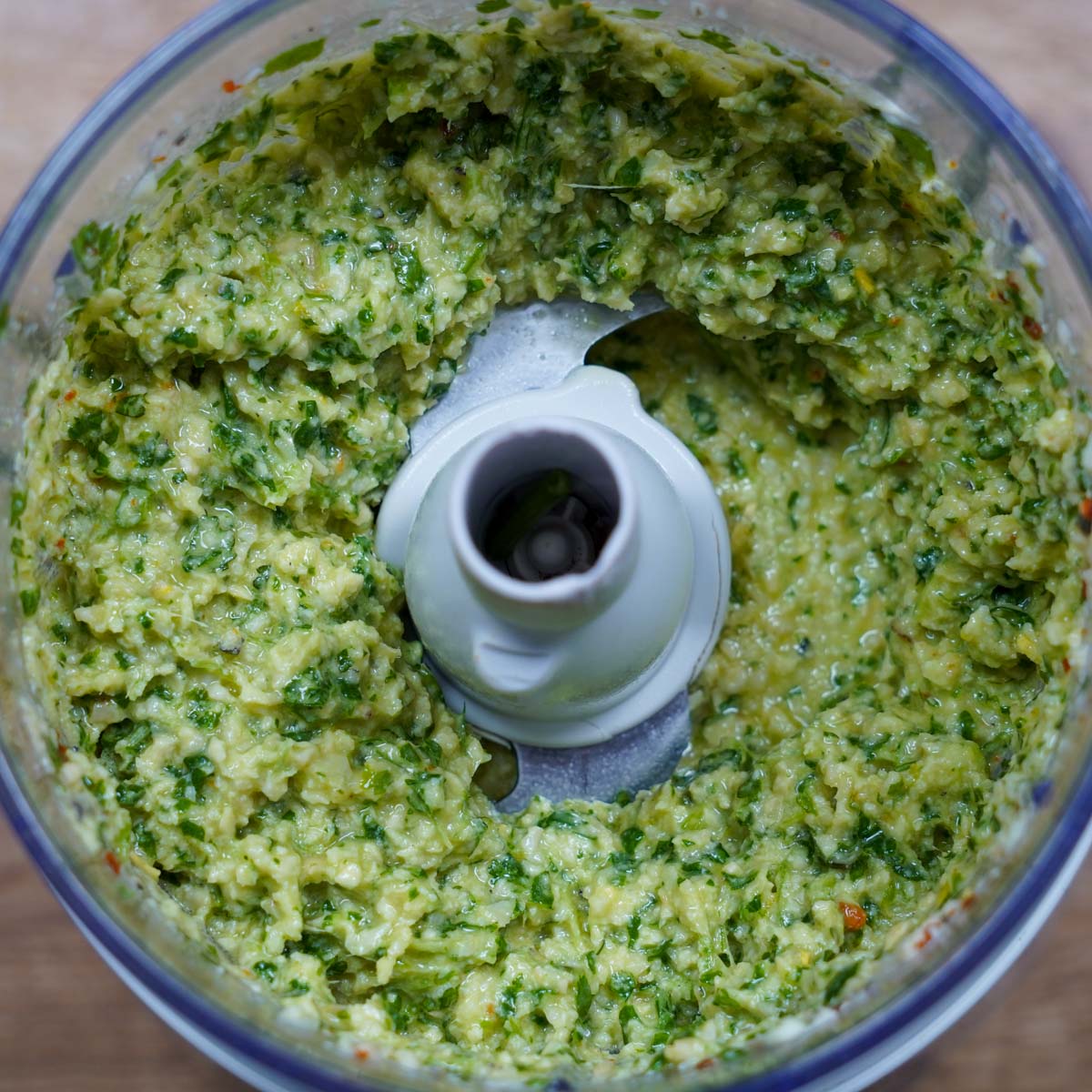 Pesto im Mixer, hier Öl hinzugegeben