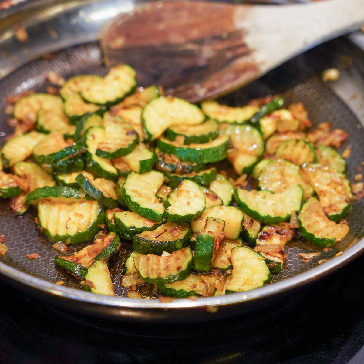 Gemüse in einer Pfanne anbraten