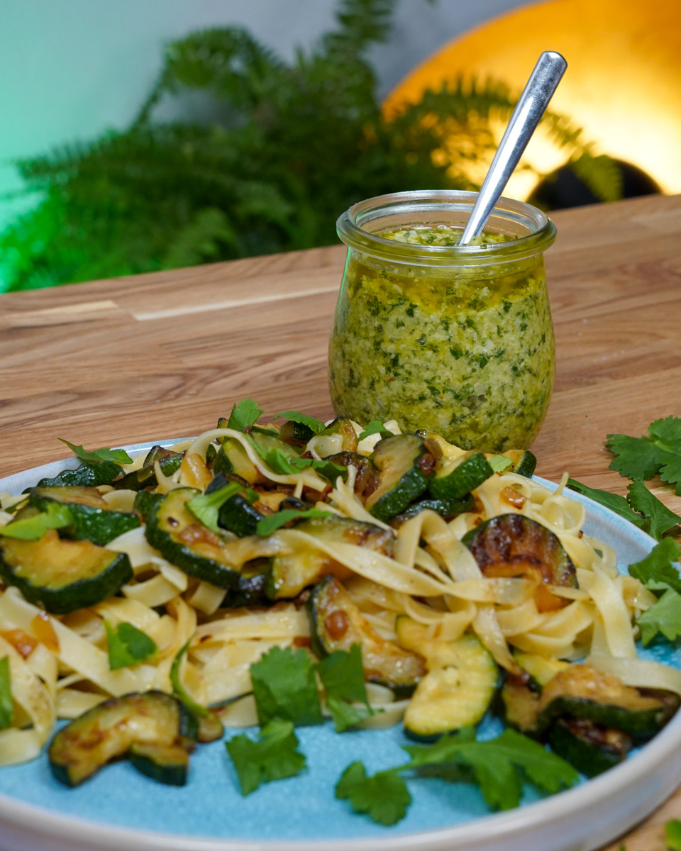 Thaipesto mit gebratenen Spaghetti und Gemüse auf einem Teller, highlight