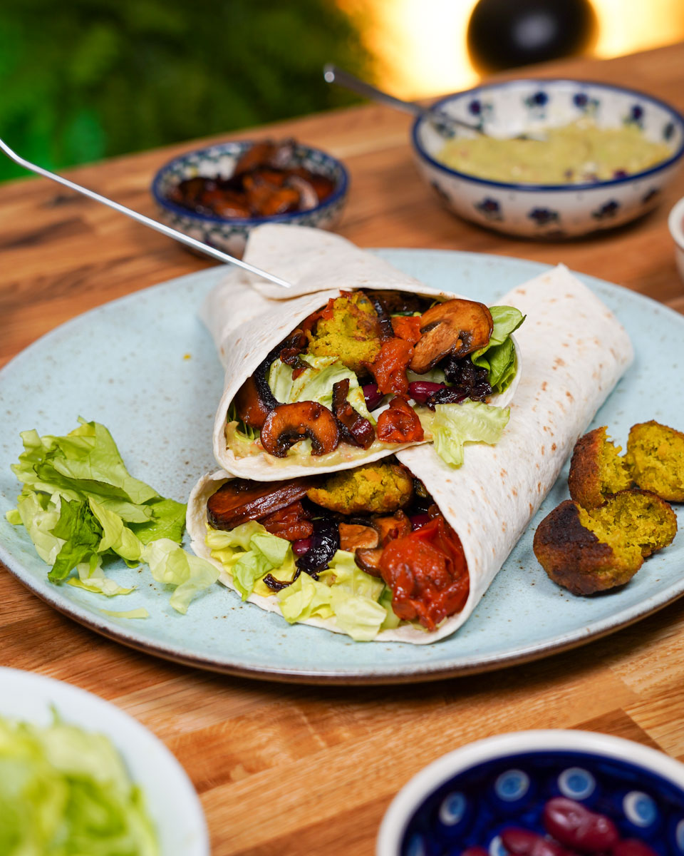 Wraps vegan auf einem Teller angerichtet, darum Dips wie Guacamole und Relish gestellt, Teaser