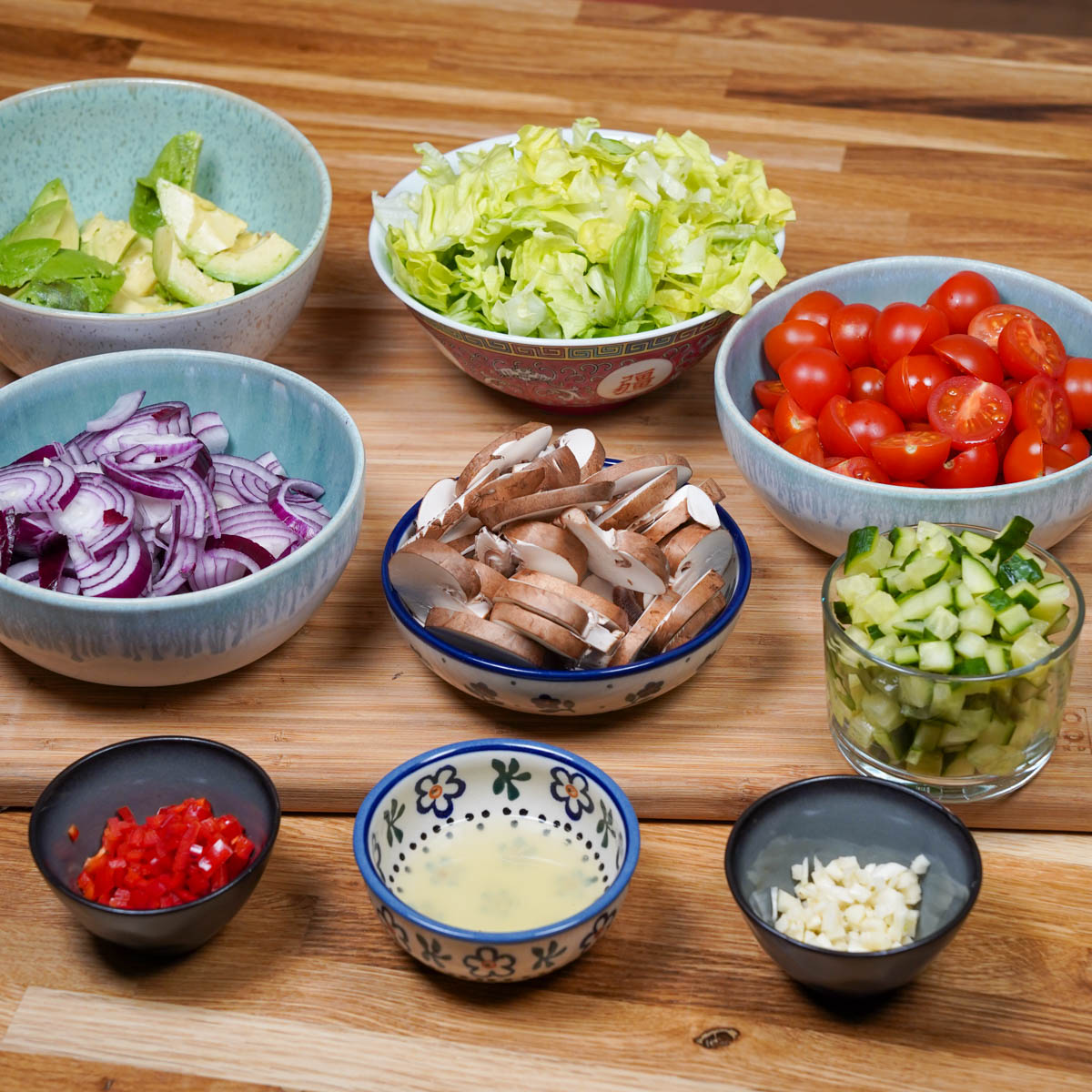Zutaten für die veganen Wraps wie etwa Champignons und Tomaten
