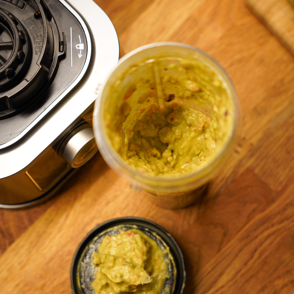 Guacamole im Mixer zubereitet