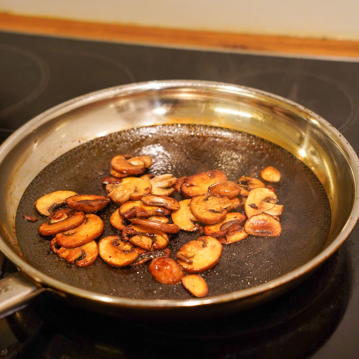 Pilze, Champignons, in der Pfanne angebraten und mit Sojasauce abgelöscht