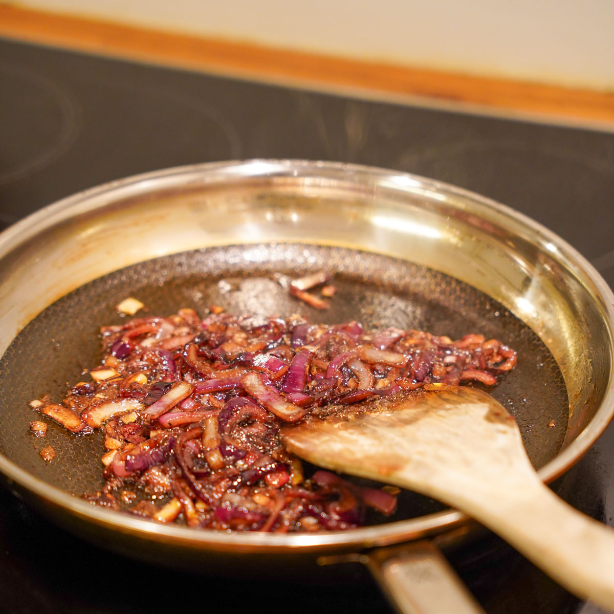 karamellisierte Zwiebeln in der Pfanne