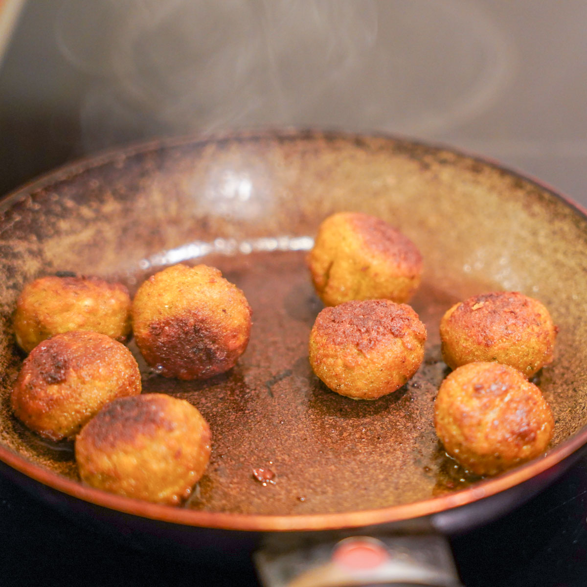 Falafel in der Pfanne anbraten