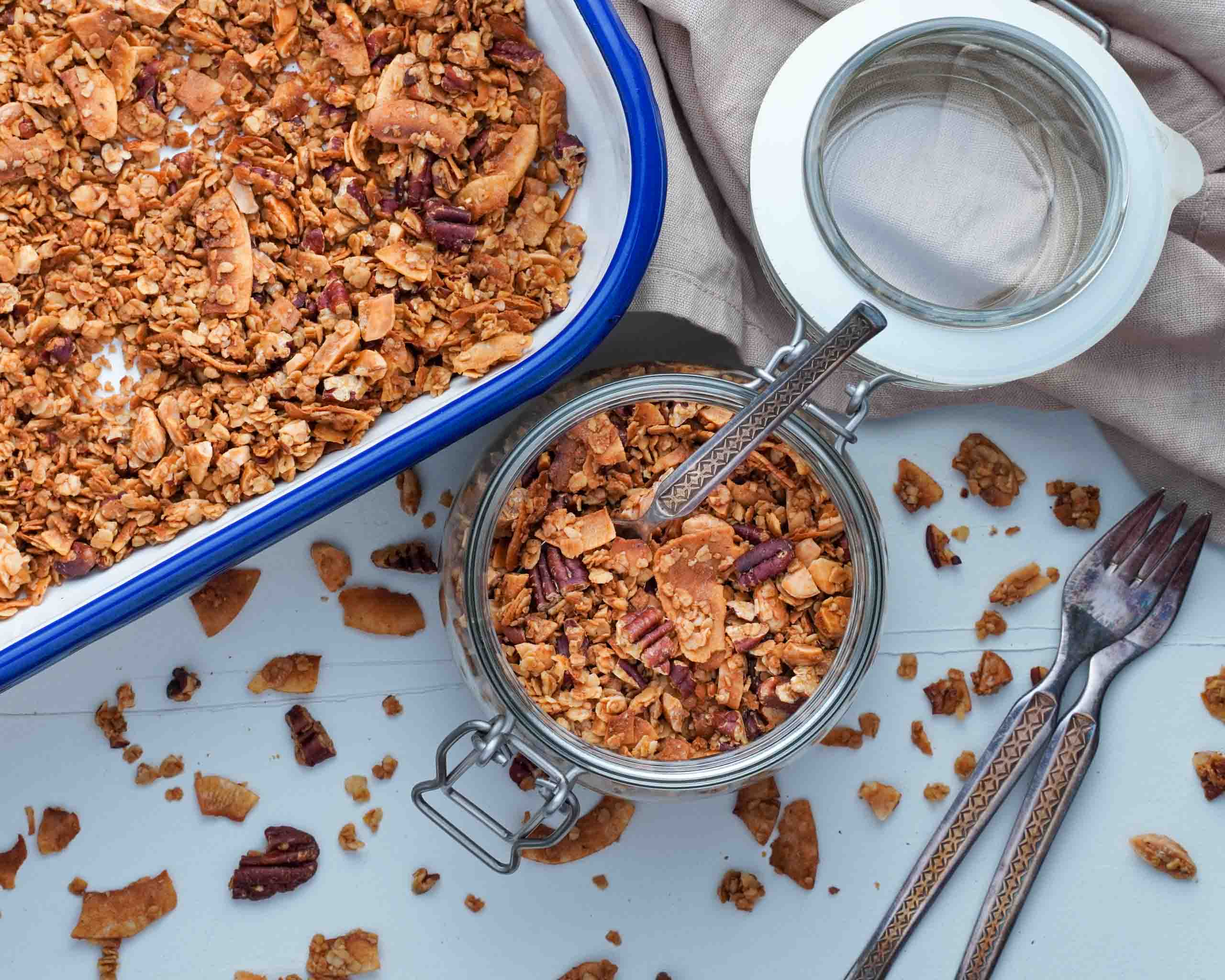 Granola im Weckglas und in einer Emailleform in der Draufsicht