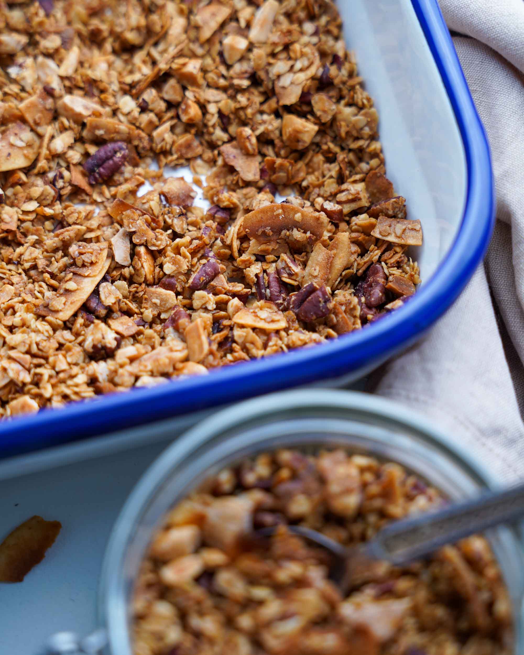 Granola im Weckglas und in einer Emailleform