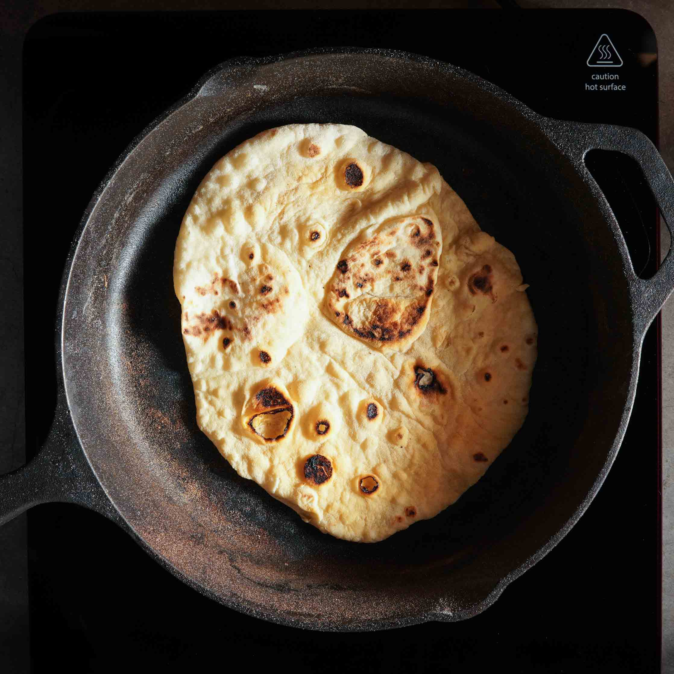 Veganes Naan 03 Schritt 4b, Naan in gusseiserner Pfanne anbraten Veganes Naan 03 Schritt 4b, Naan in gusseiserner Pfanne anbraten
