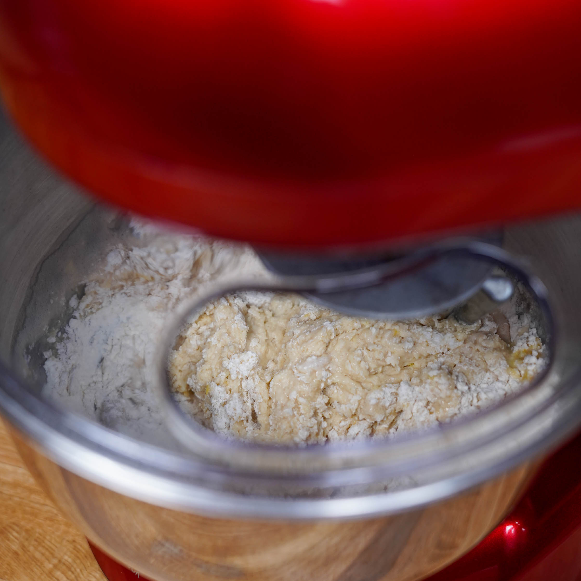 Veganer Osterzopf, Schritt 2, Kneten des Teigs Veganer Osterzopf, Schritt 2, Kneten des Teigs