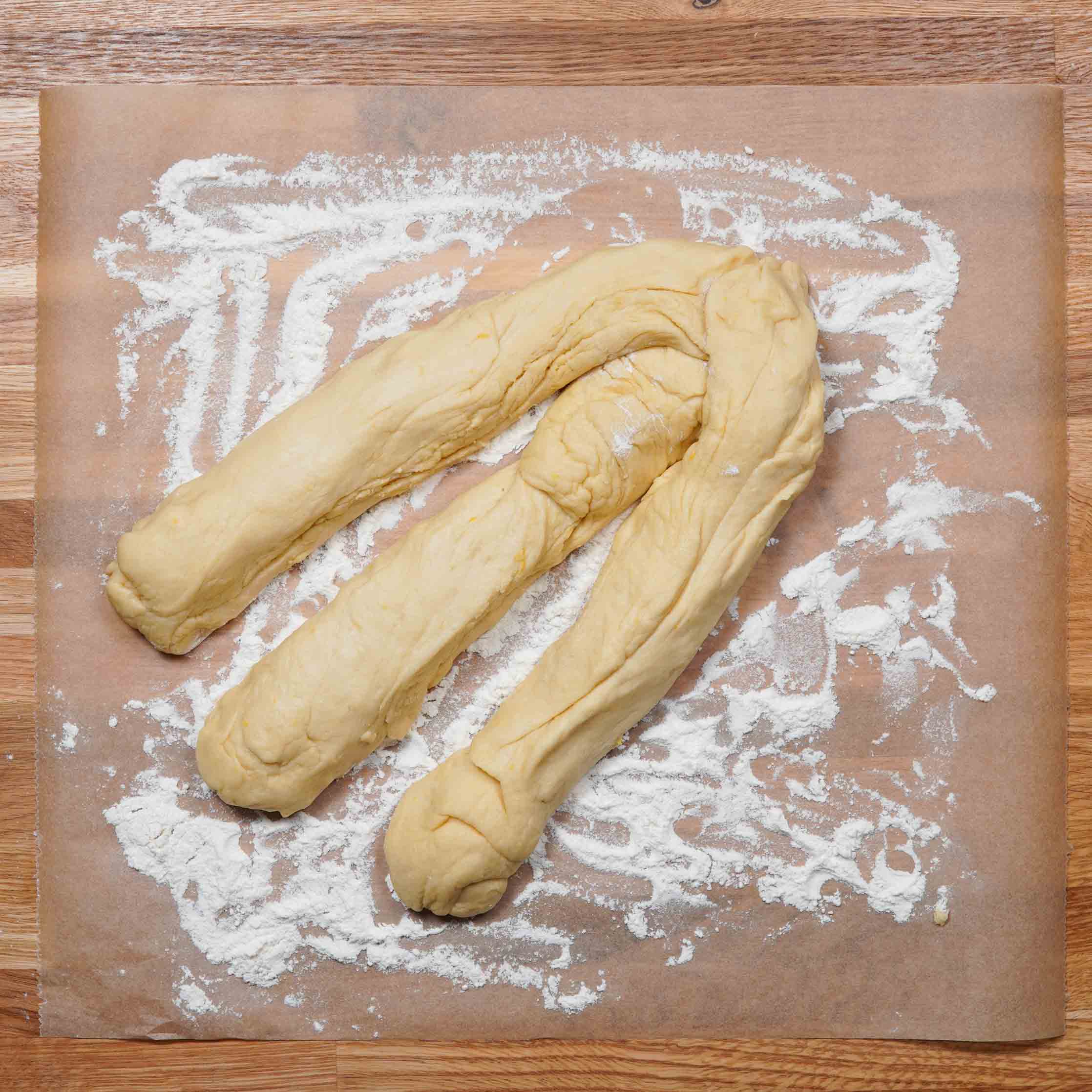 Veganer Osterzopf, Schritt 5b, Ostertopf flechten Veganer Osterzopf, Schritt 5b, Ostertopf flechten