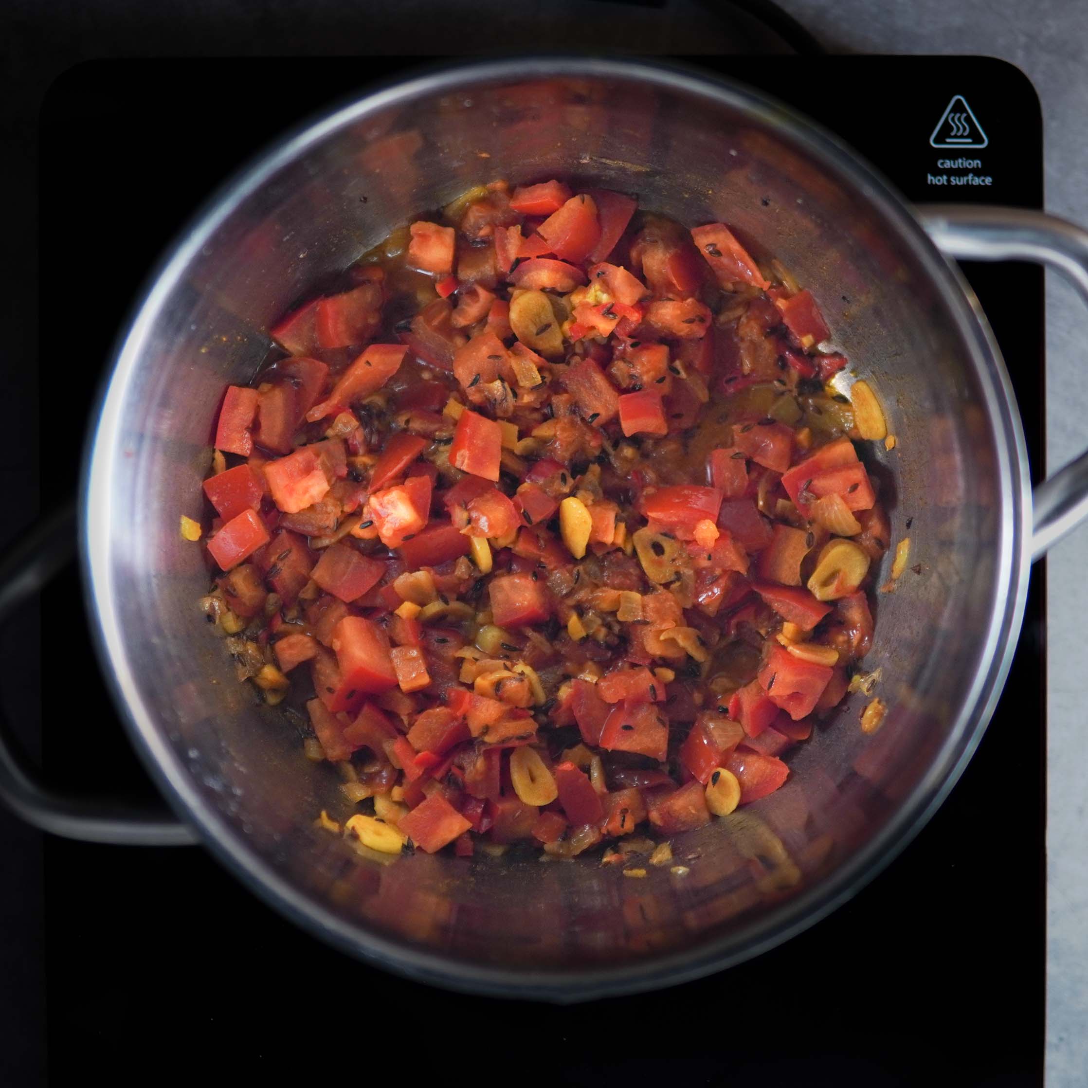 Veganes Palak Paneer Schritt 3. Zwiebeln, Gewürze und Tomaten werden im Topf angebraten. Veganes Palak Paneer Schritt 3. Zwiebeln, Gewürze und Tomaten werden im Topf angebraten.