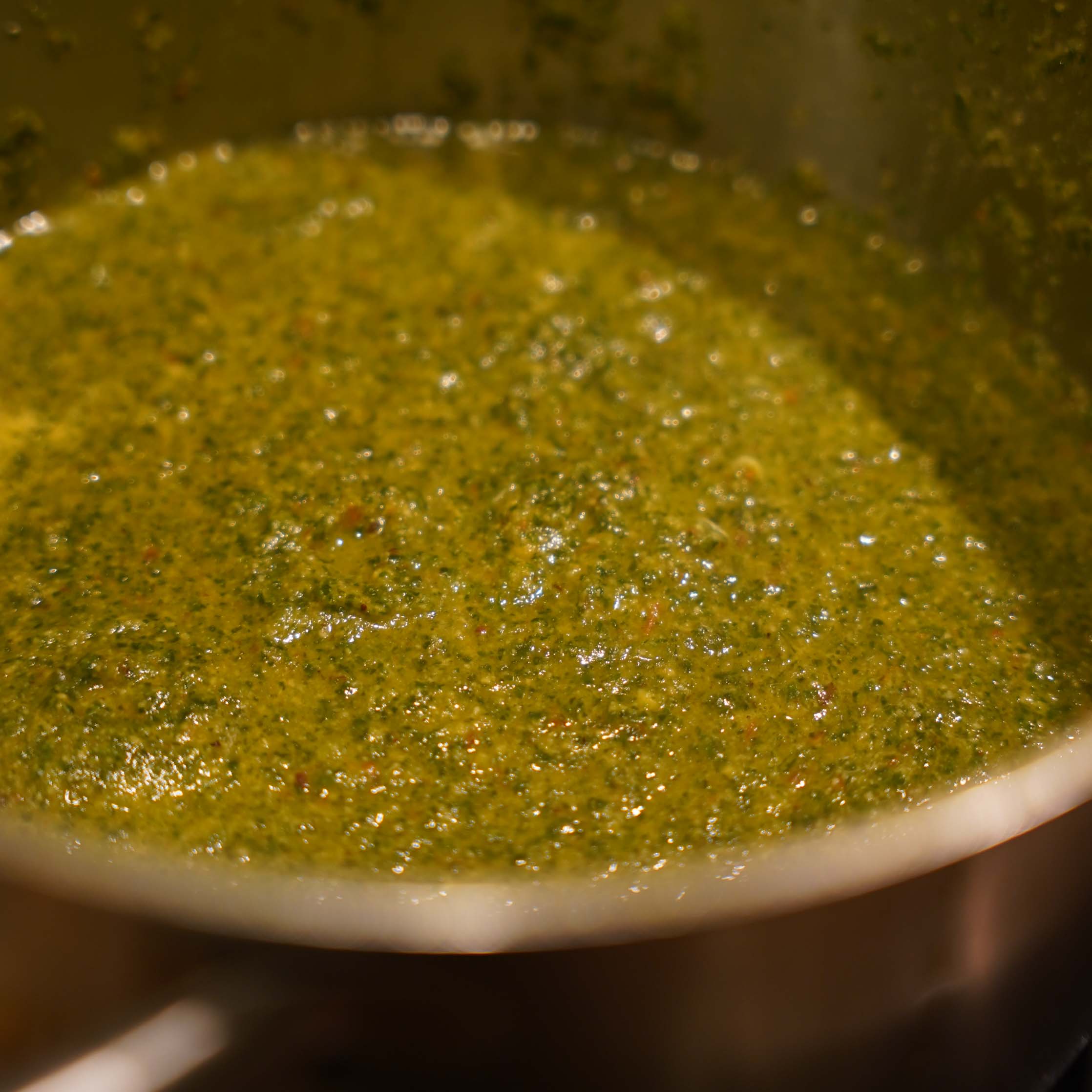 Veganes Palak Paneer Schritt 6. Pürierte Zutaten werden im Topf erwärmt. Veganes Palak Paneer Schritt 6. Pürierte Zutaten werden im Topf erwärmt.