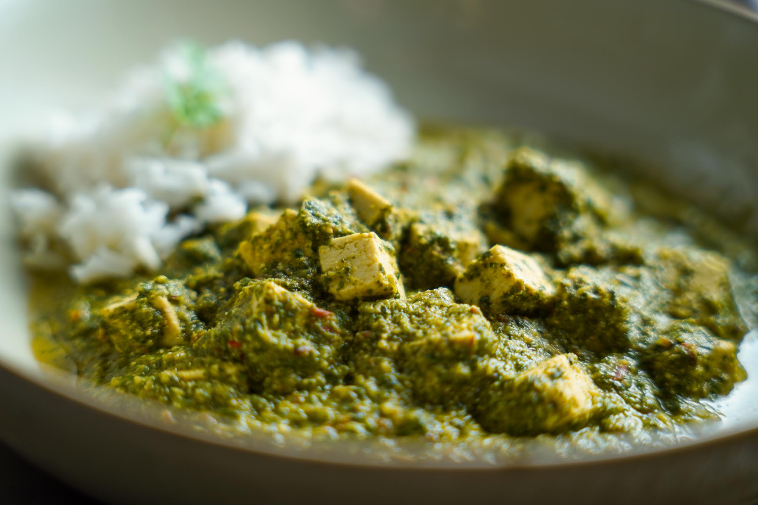 Veganes Palak Paneer. Detailaufnahme. Veganes Palak Paneer. Detailaufnahme.