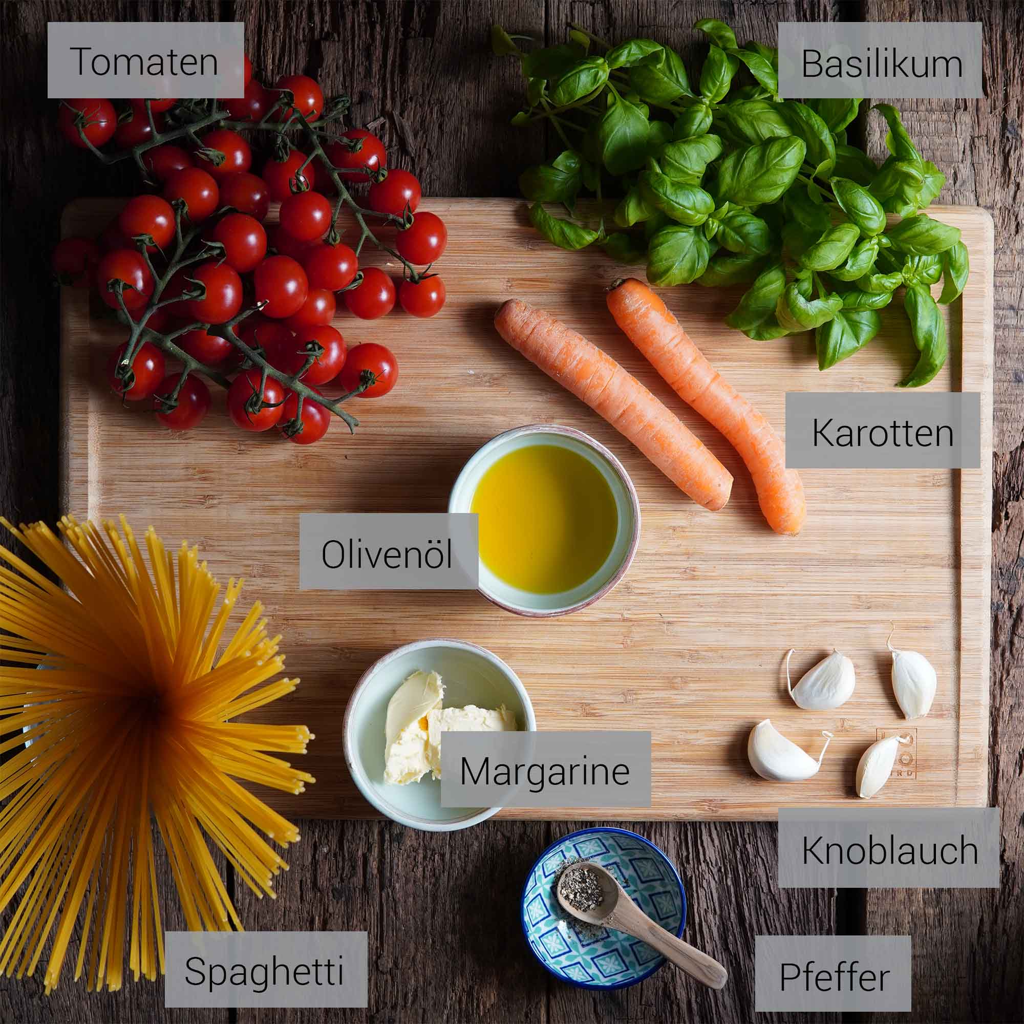 Spaghetti Pomodoro vegan. Zutaten in der Draufsicht. Spaghetti Pomodoro vegan. Zutaten in der Draufsicht.