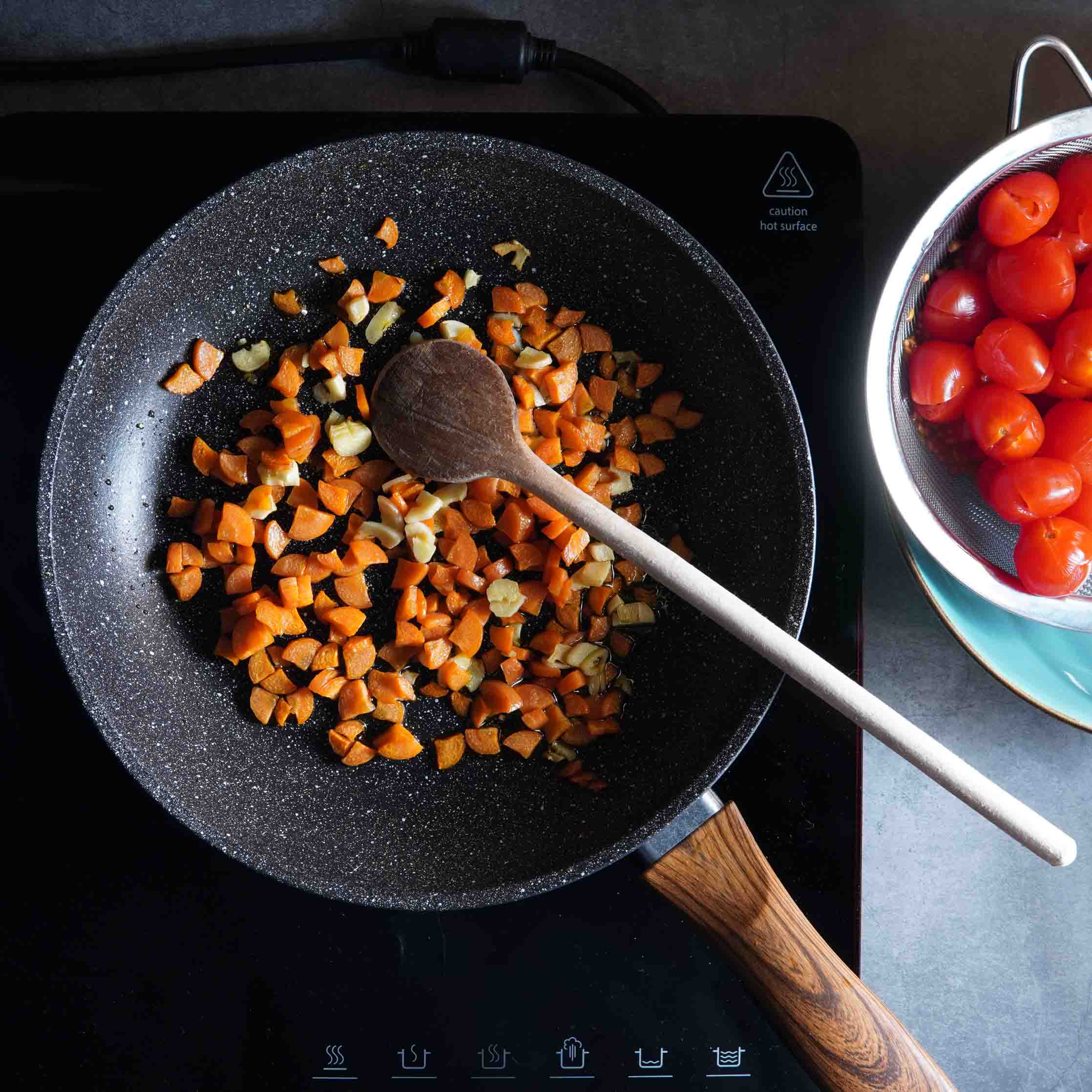 Spaghetti Pomodoro vegan. Schritt 2. Zwiebeln und Karotten in einer Pfanne anbraten. Spaghetti Pomodoro vegan. Schritt 2. Zwiebeln und Karotten in einer Pfanne anbraten.