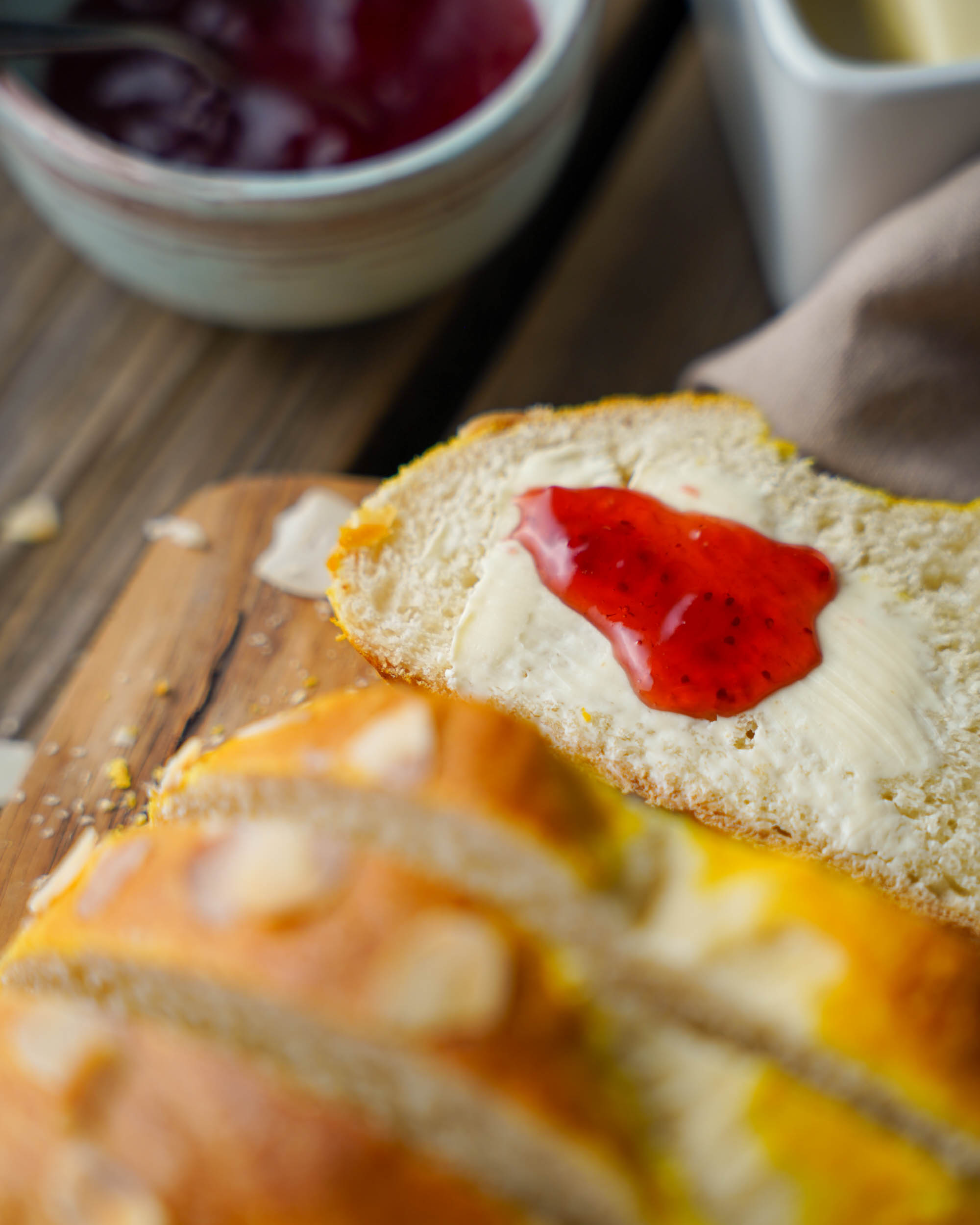 Ostertopf vegan, 04 hightlight Ansicht auf eine Scheibe vom Osterzopf, mit Margarine und Marmelade bestrichen