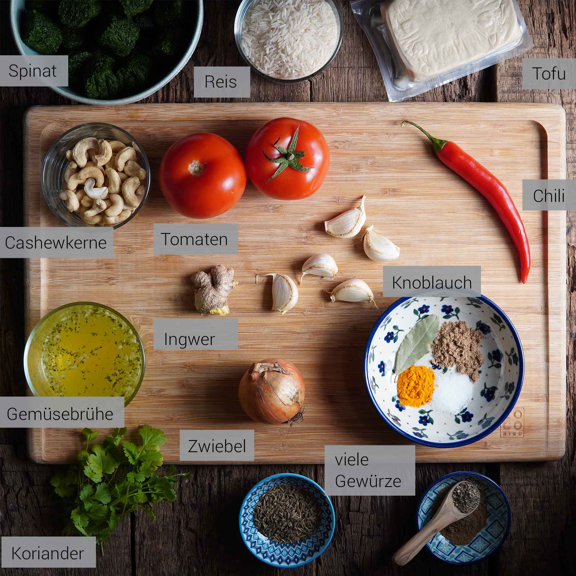 Zutaten für das vegane Palak Paneer in der Draufsicht Zutaten für das vegane Palak Paneer in der Draufsicht