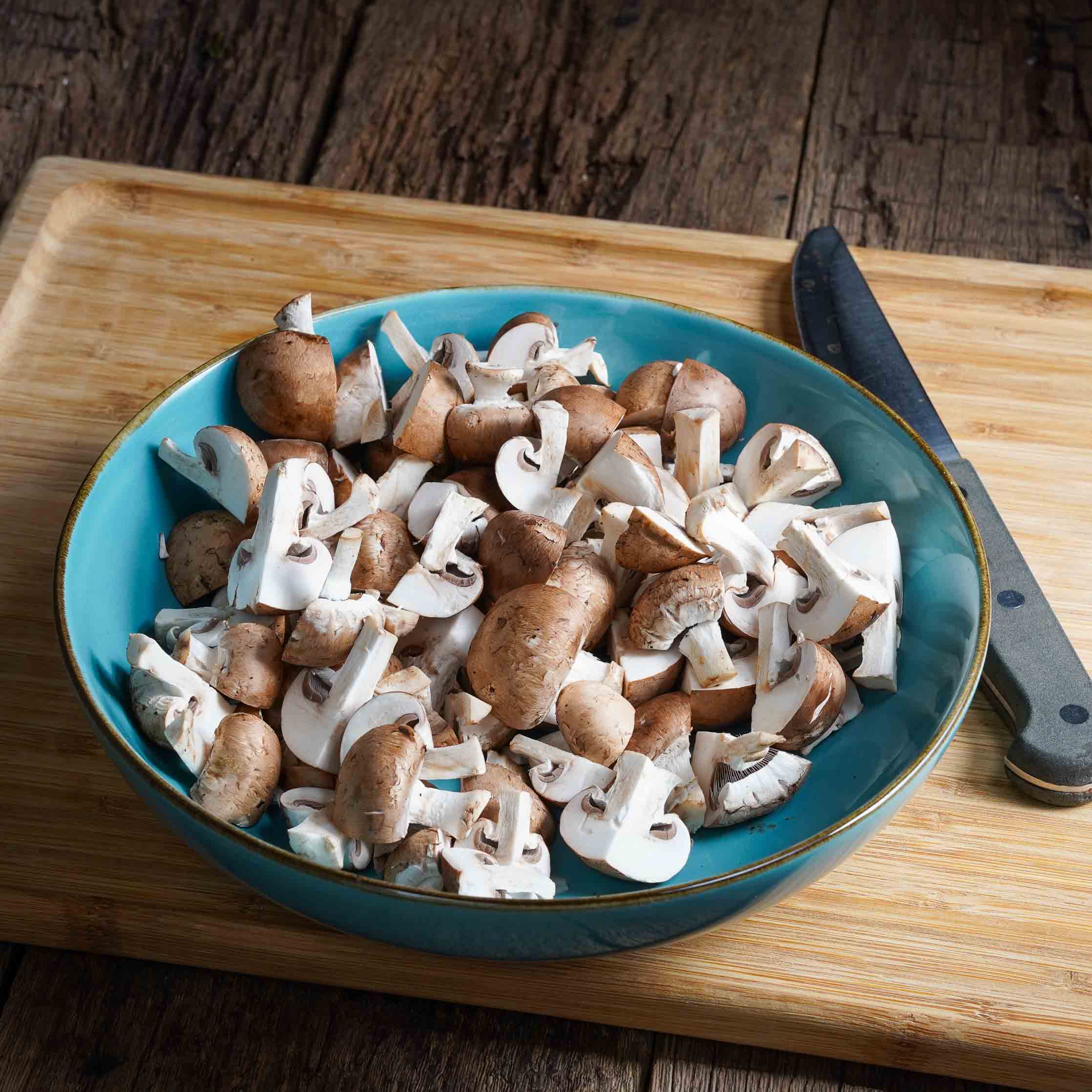 Pilze sind geviertelt und ready for cooking Pilze sind geviertelt und ready for cooking