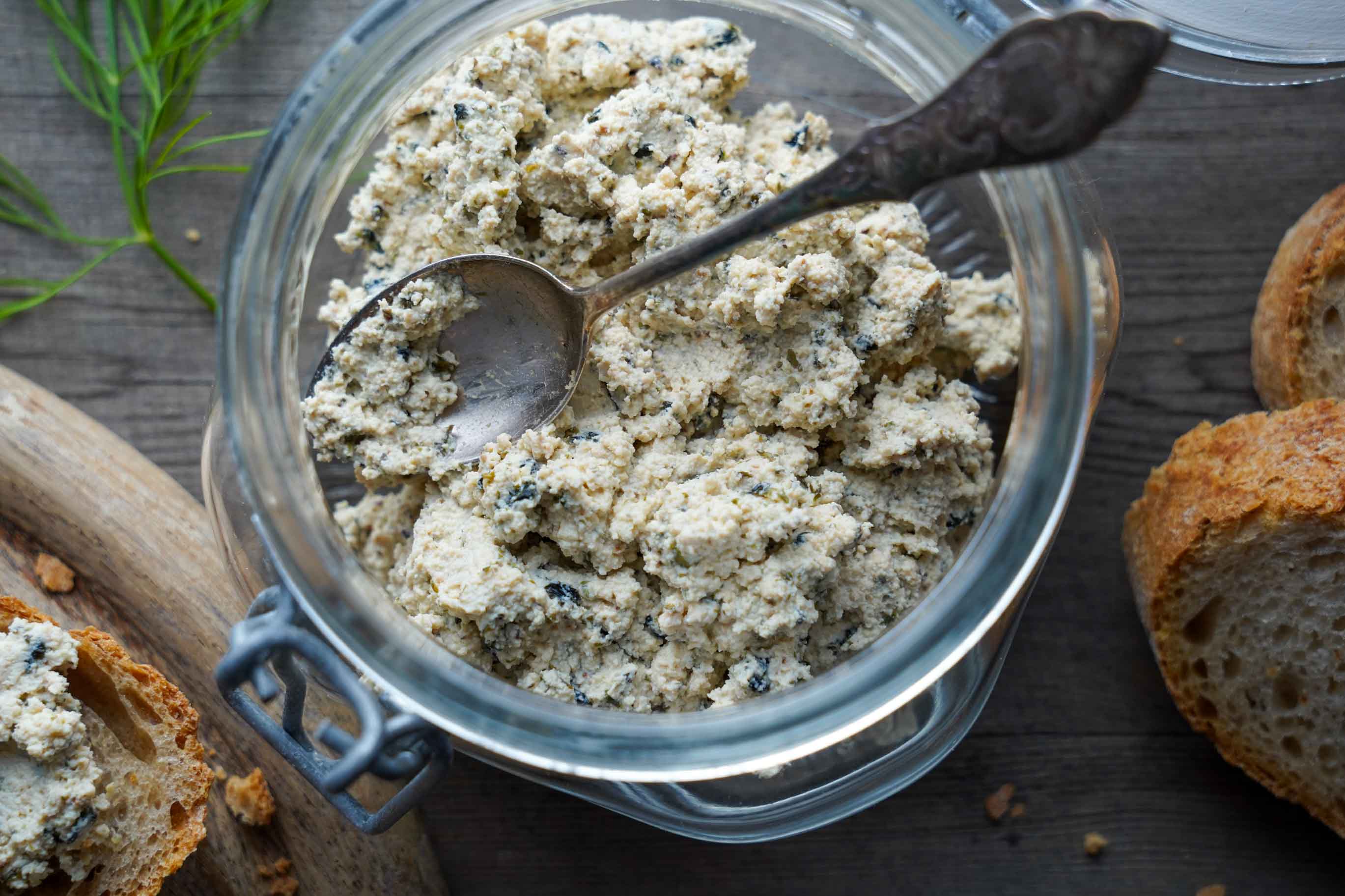 Vegane Lachscreme in einem Glasbehälter.