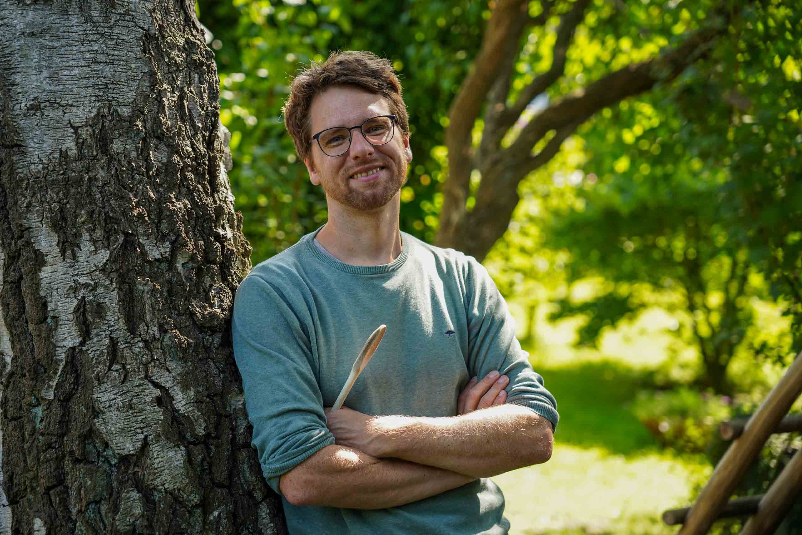 Portrait Ueber mich easy peasy vegan Sommer-Portrait von mir im Garten bei schönem Wetter. Kochlöffel in der Hand.