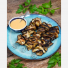 Auberginen-Sate auf einem Teller angerichtet, dekoriert mit veganer Erdnusssauce, hero