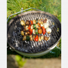 Grillspieße vegan auf dem Grill im Sonnenschein