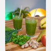 Grüner Smoothie vegan in zwei Gläsern gefüllt. Freundlich dekoriert mit den übrig gebliebenen Zutaten, hero 