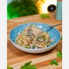 Spaghetti mit Champignonsauce vegan im Teller angerichtet, hero