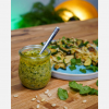 Thaipesto mit gebratenen Spaghetti und Gemüse auf einem Teller, hero
