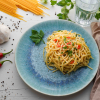 Spaghetti Aglio e olio auf einem bläulichen Teller angerichtet. Seitenansicht. Hero Slider