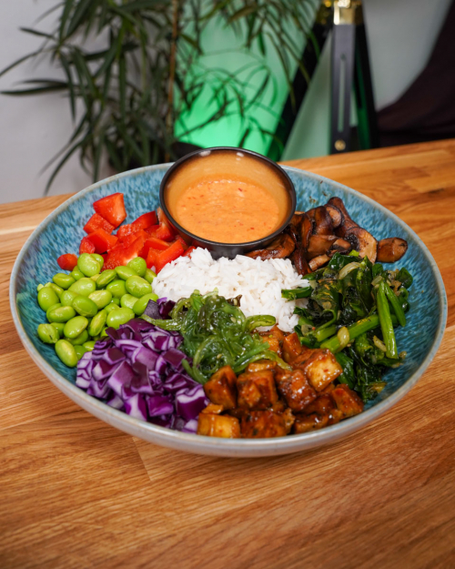 Vegane Buddha Bowl in einem Teller angerichtet, teaser