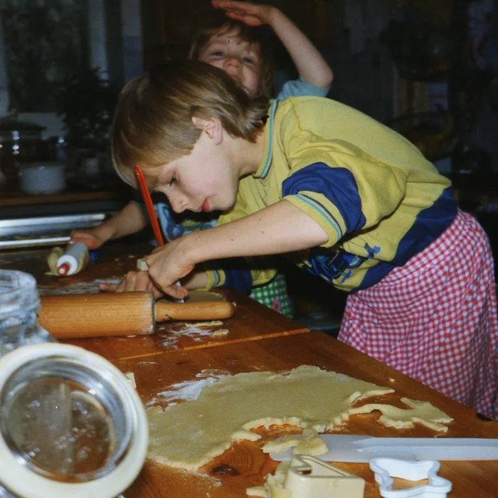 About me, easy peasy vegan, 1993: Lasse baking